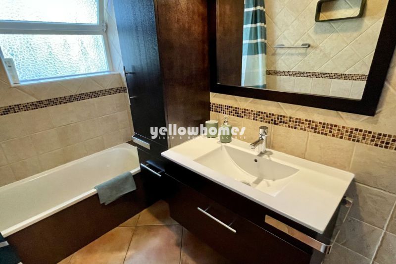 Encantador T2 no primeiro andar com piscina e jardim em Quarteira